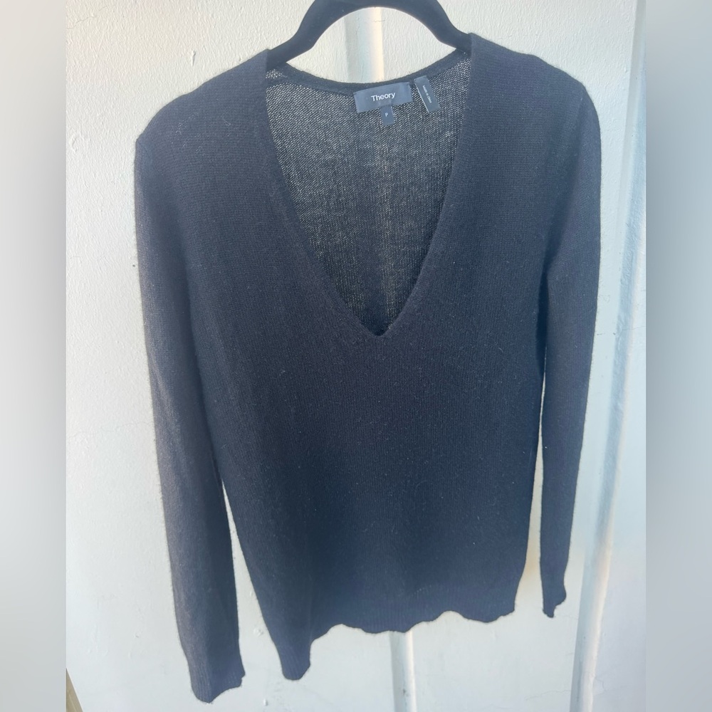 Theory Black V-Neck 100% cashmere Sweater size P / XS